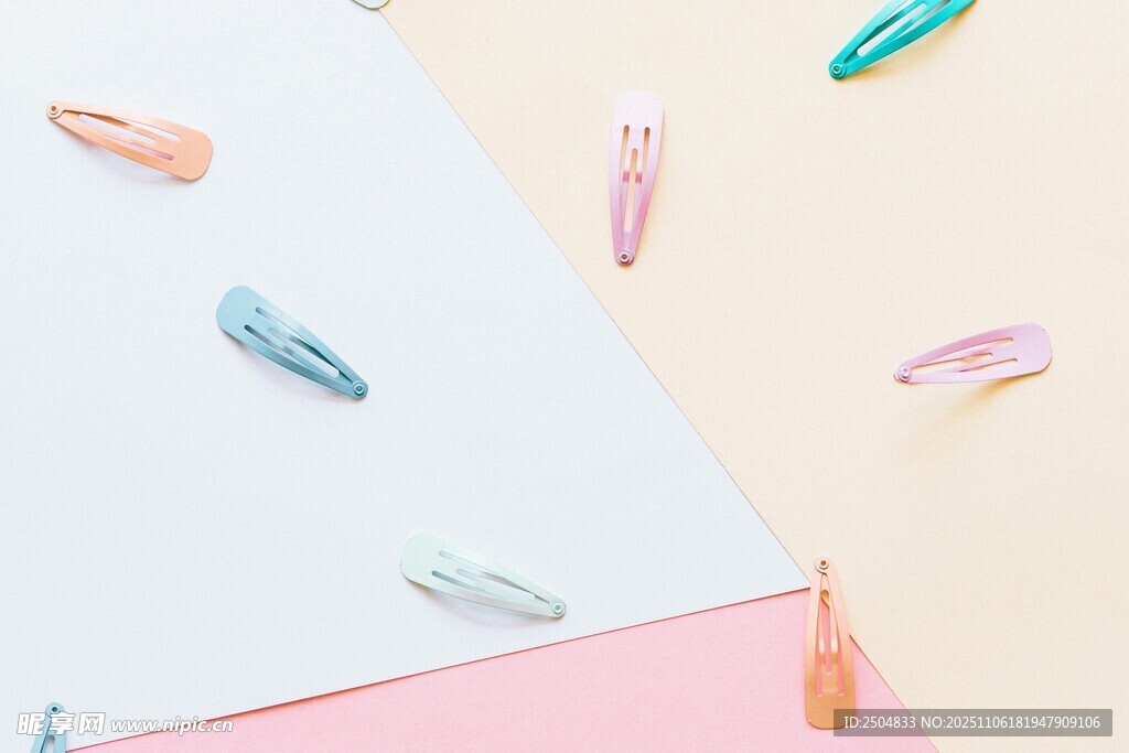 彩色 鏈頭散落在背景上