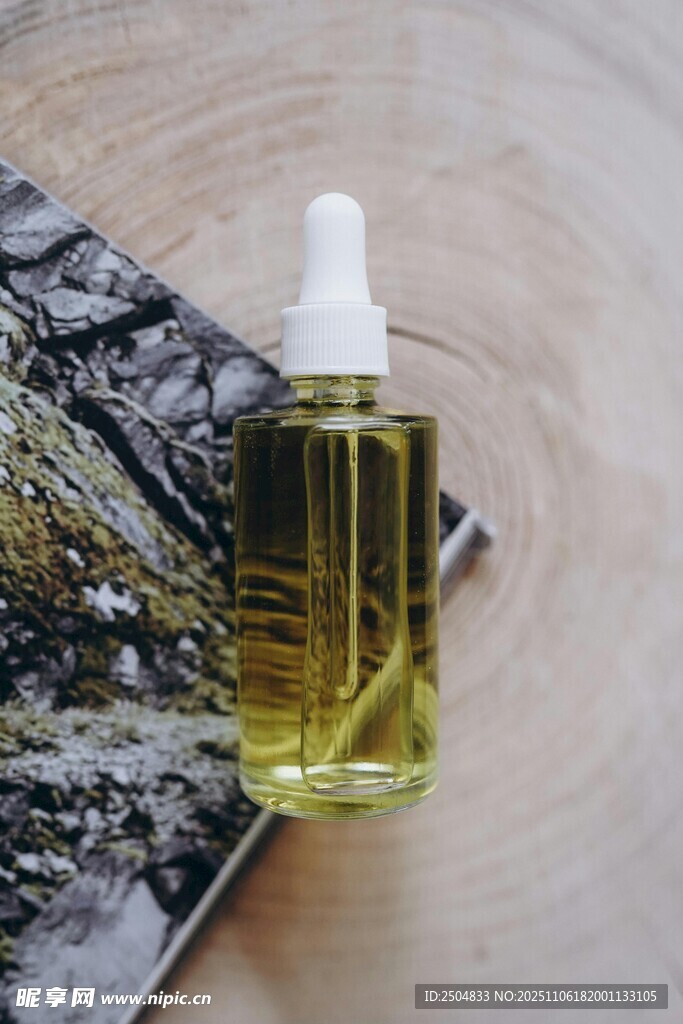 瓶裝精油與植物裝飾擺件