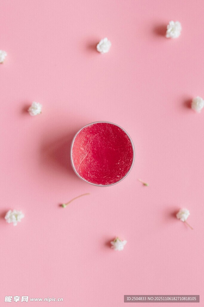 粉色背景中的紅色杯與珍珠