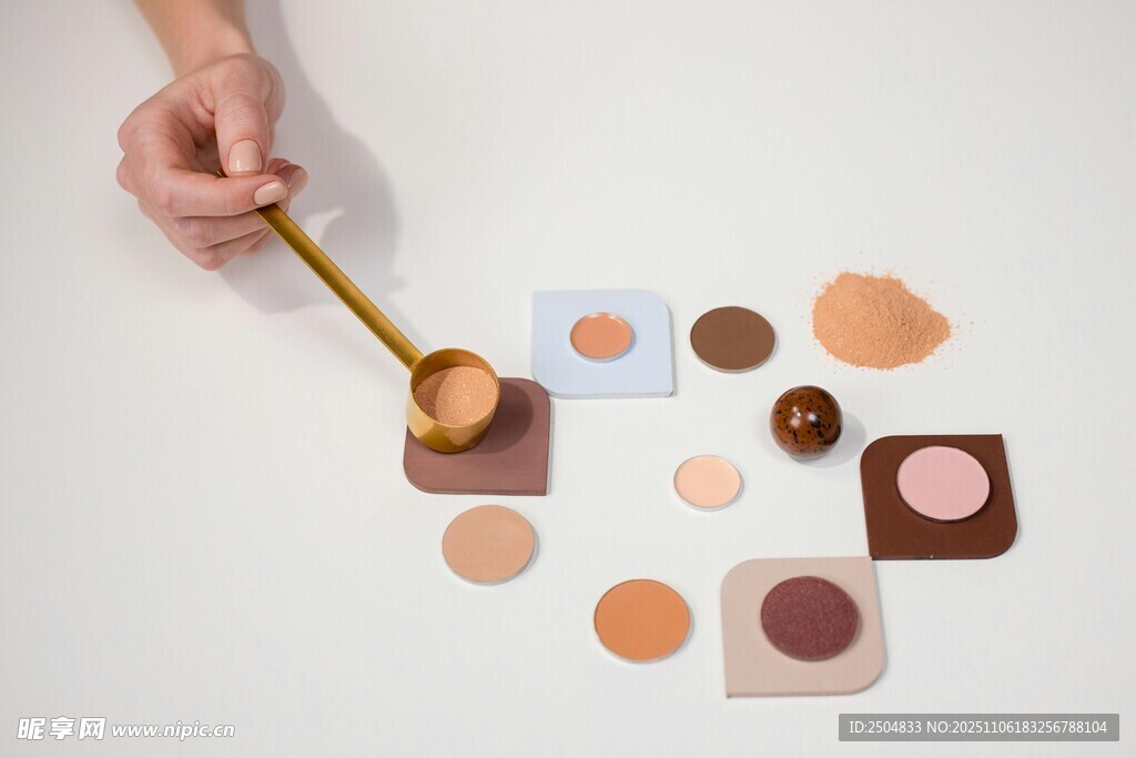 手舀多彩圓形方形物件