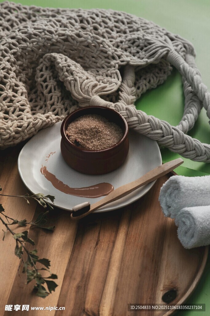 溫馨針織與木質(zhì)咖啡場景