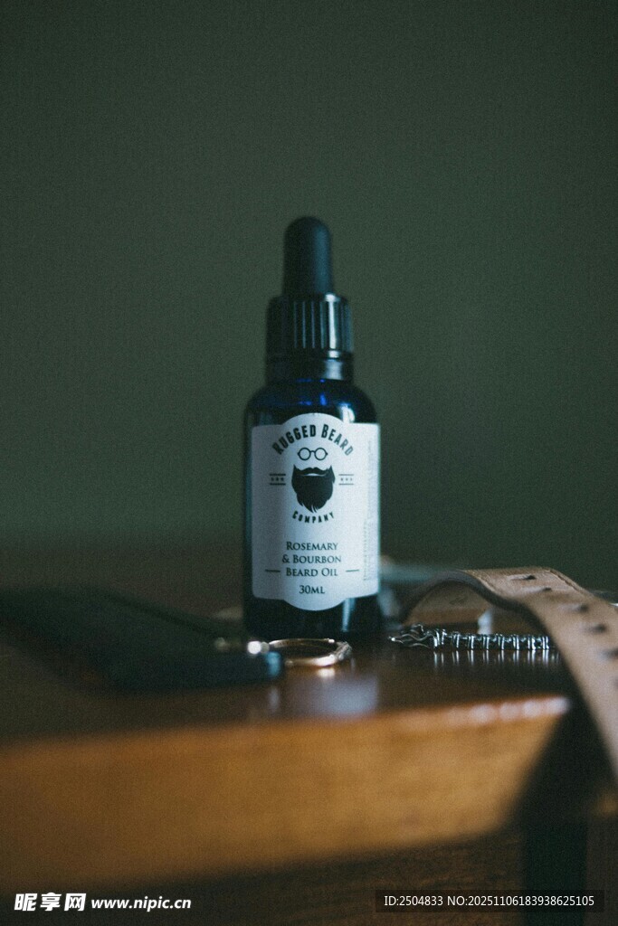 復(fù)古風(fēng)香薰精油瓶特寫