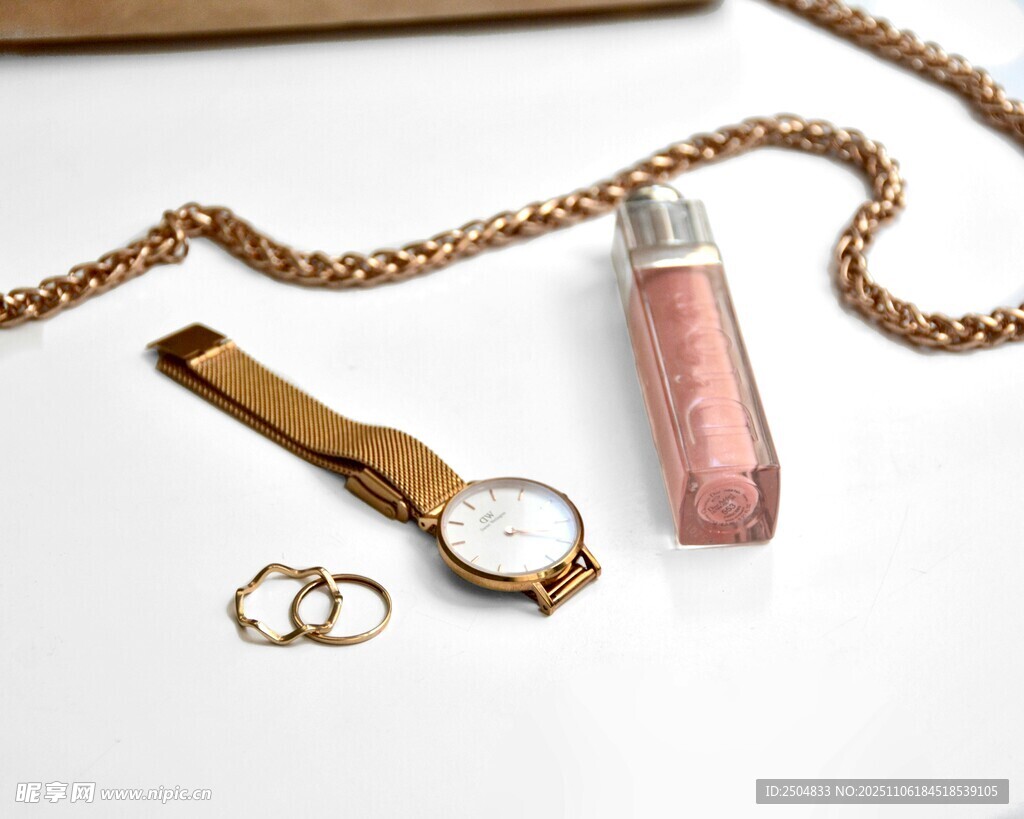 精致首飾與美妝用品組合