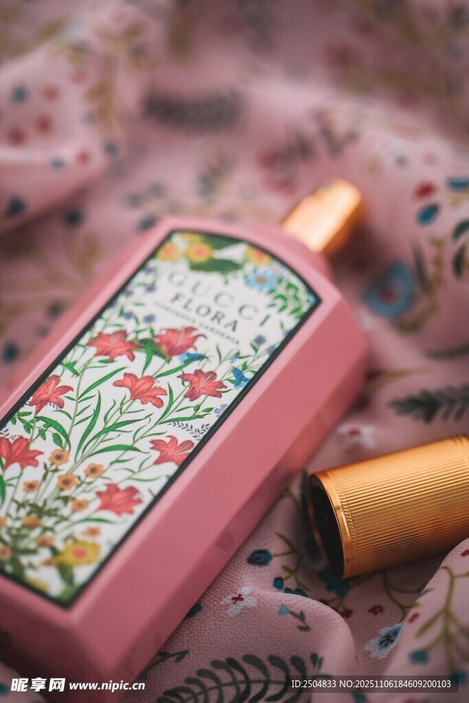 復(fù)古花卉圖案粉色香水瓶