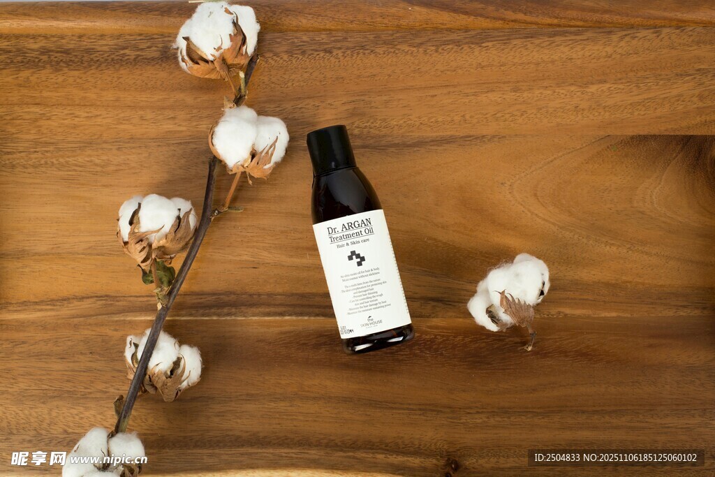 木質(zhì)背景上的酒瓶與棉花