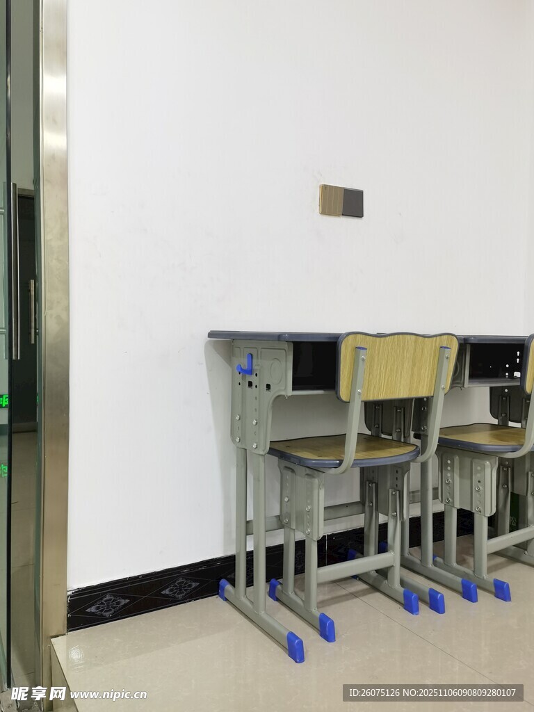 教室中的桌椅擺放場(chǎng)景