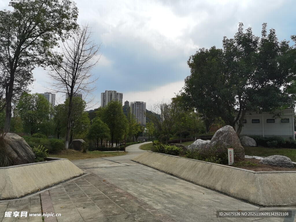 城市公園中的寧?kù)o小道