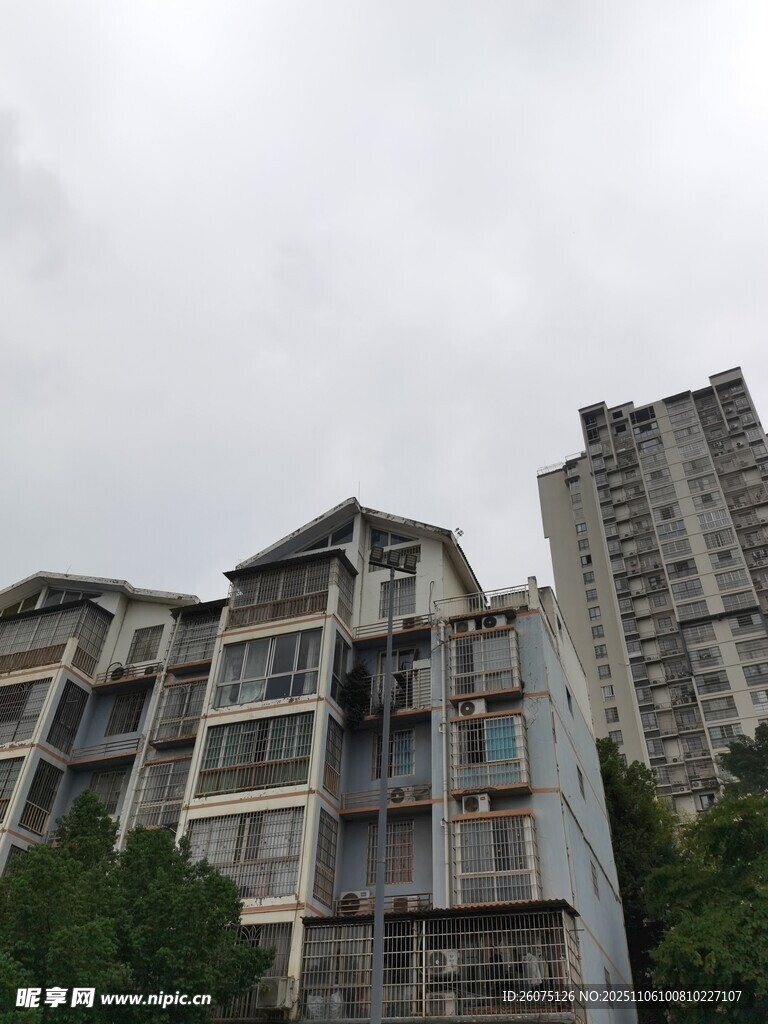 老舊居民樓與高層建筑并存