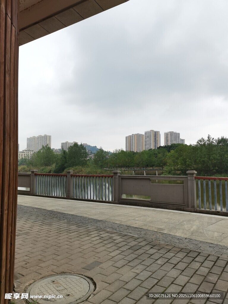 河畔廊下的城市風(fēng)景