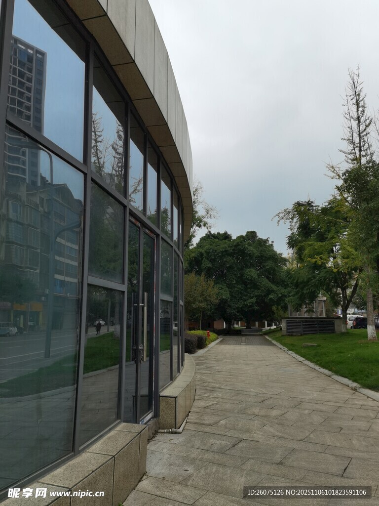 現(xiàn)代建筑旁的戶外步道