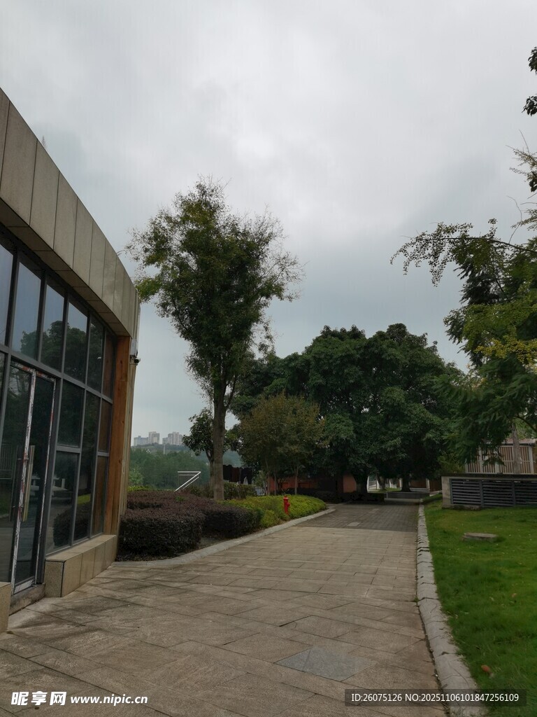 戶外建筑旁的寧?kù)o步道