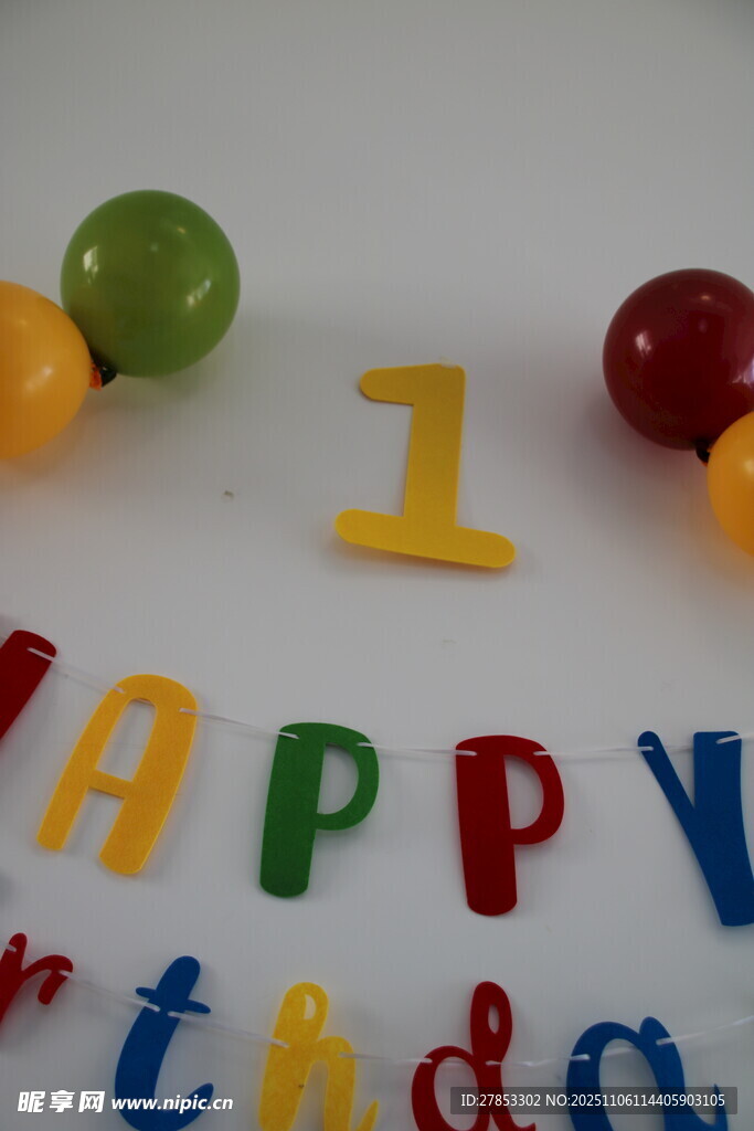 彩色字母氣球慶生場(chǎng)景