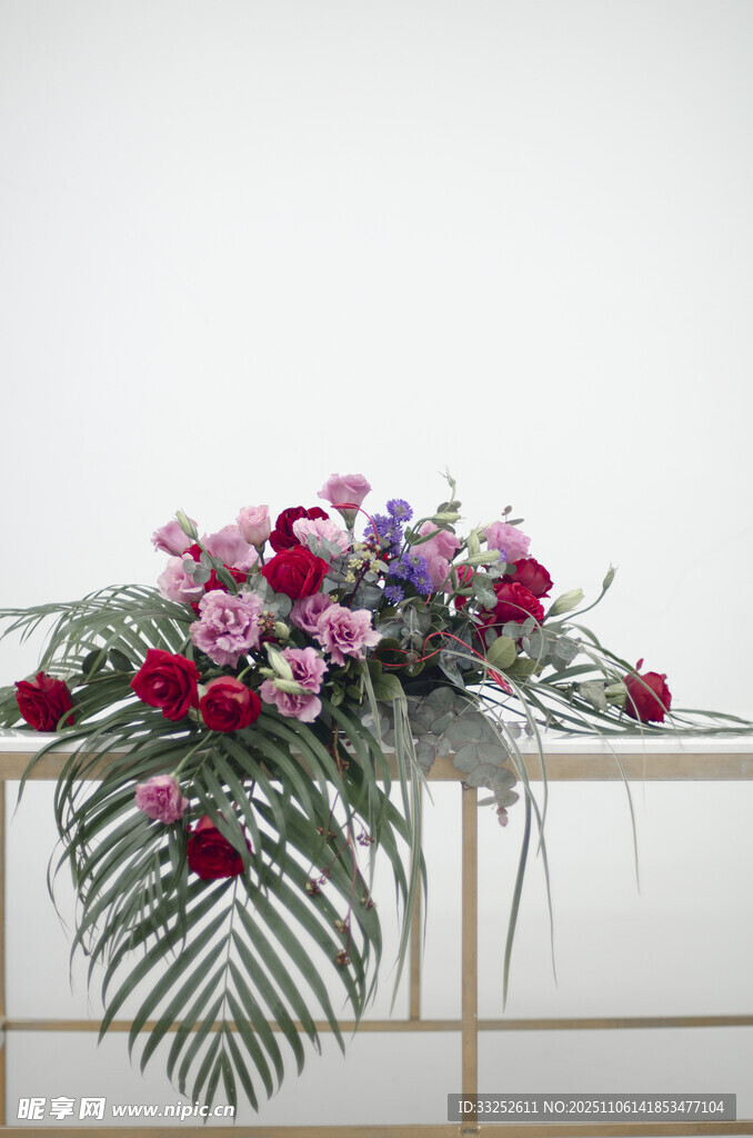 多彩花卉搭配棕櫚葉裝飾