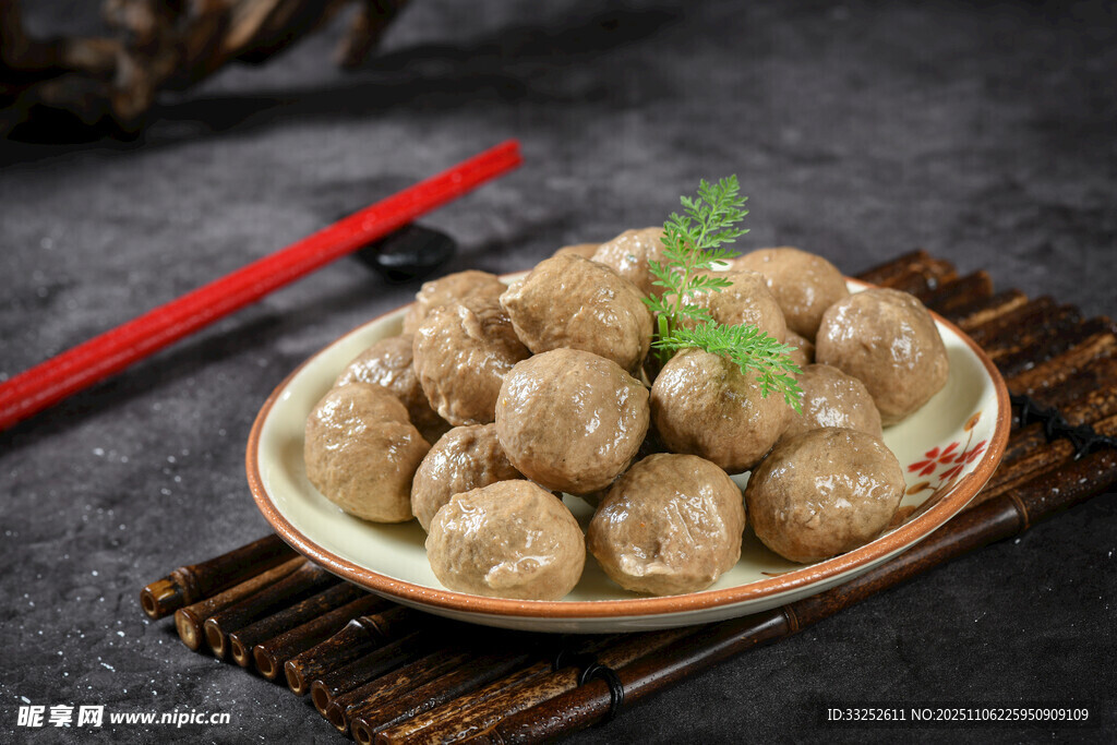 美味手工牛肉丸擺于盤中