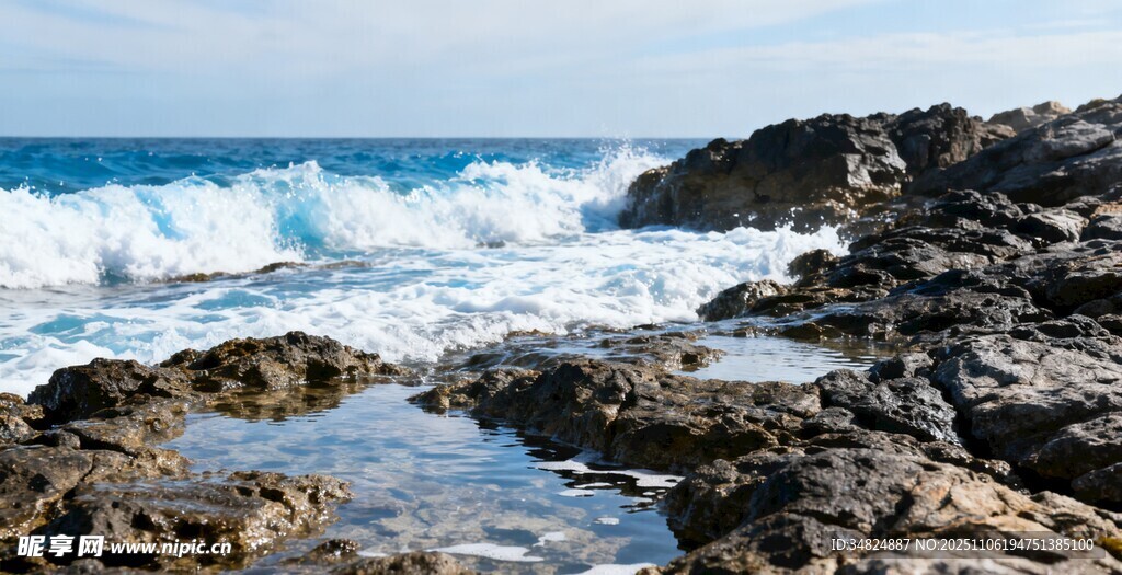 海浪拍擊岸邊嶙峋礁石