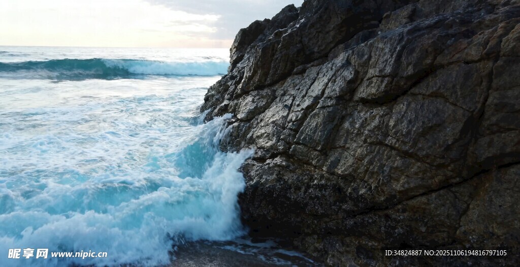 海浪拍擊岸邊嶙峋巖石
