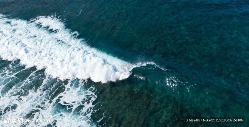 俯瞰蔚藍(lán)大海翻涌的浪花