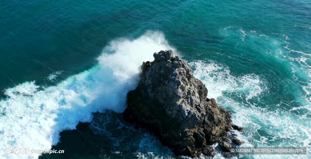海浪拍擊礁石的壯麗景象