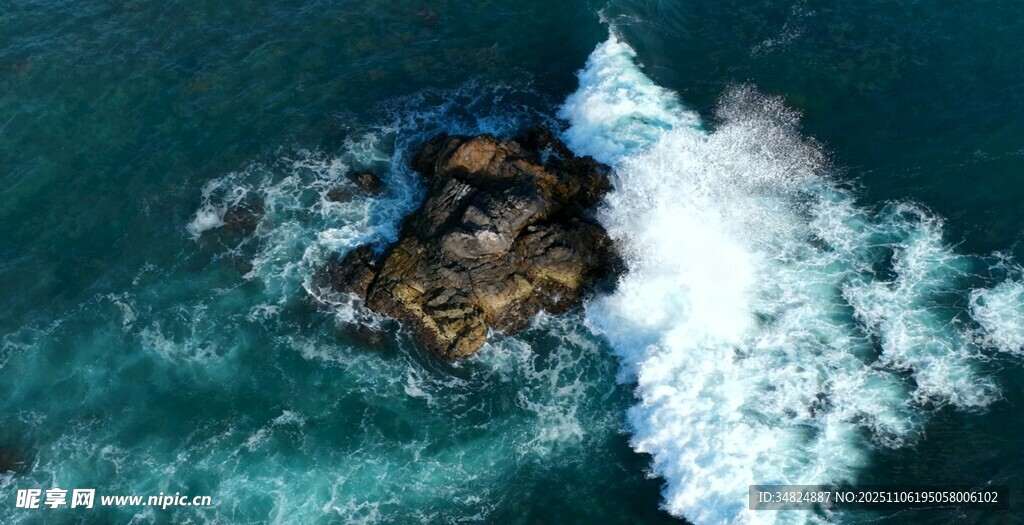 海浪拍擊海中礁石