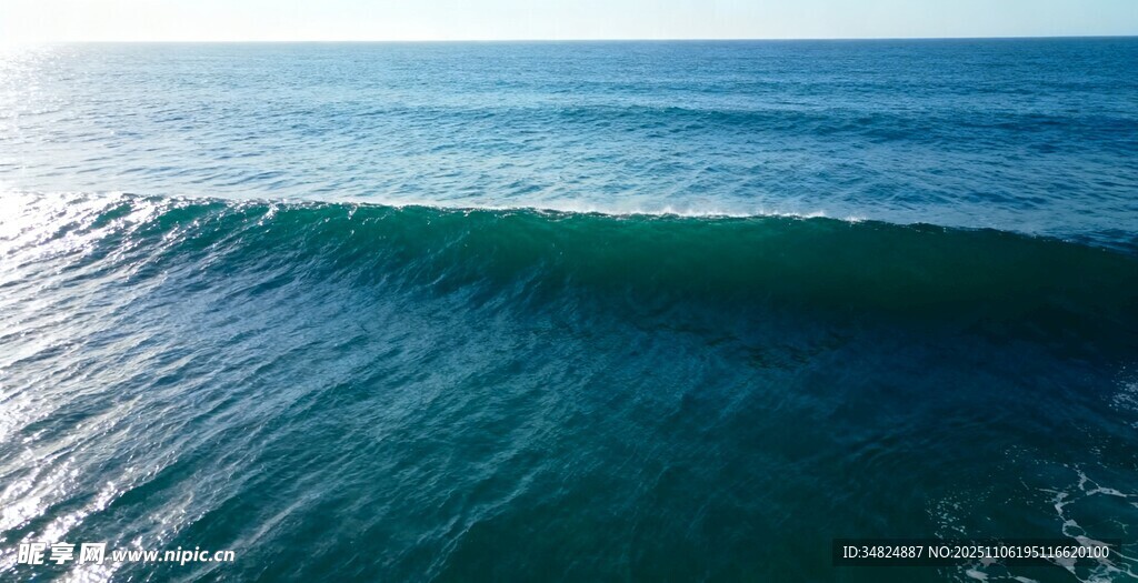 蔚藍(lán)大海中的起伏波浪
