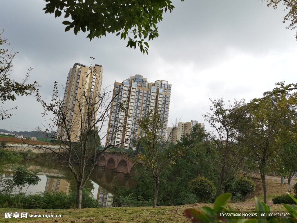 湖畔高樓與綠植景觀