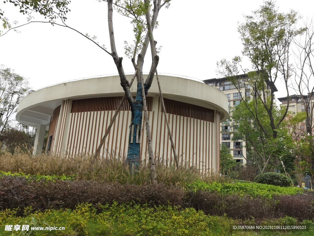 現(xiàn)代建筑旁的綠植景觀