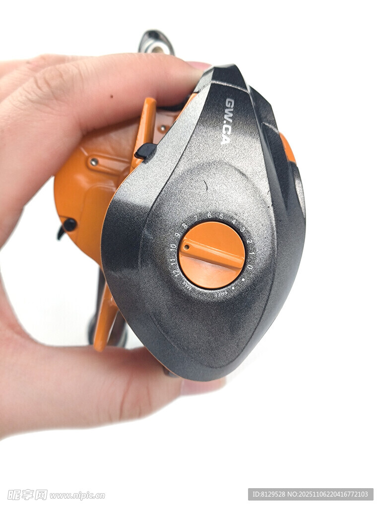 手持黑色橙色漁具卷線器