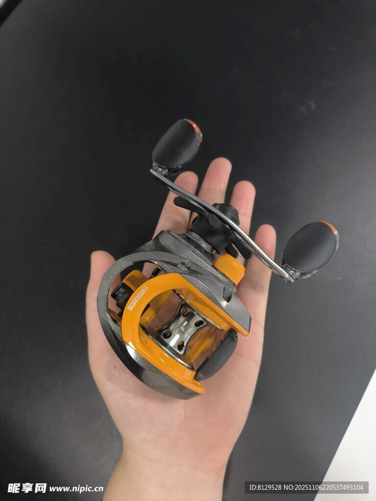 手持精致漁輪展示