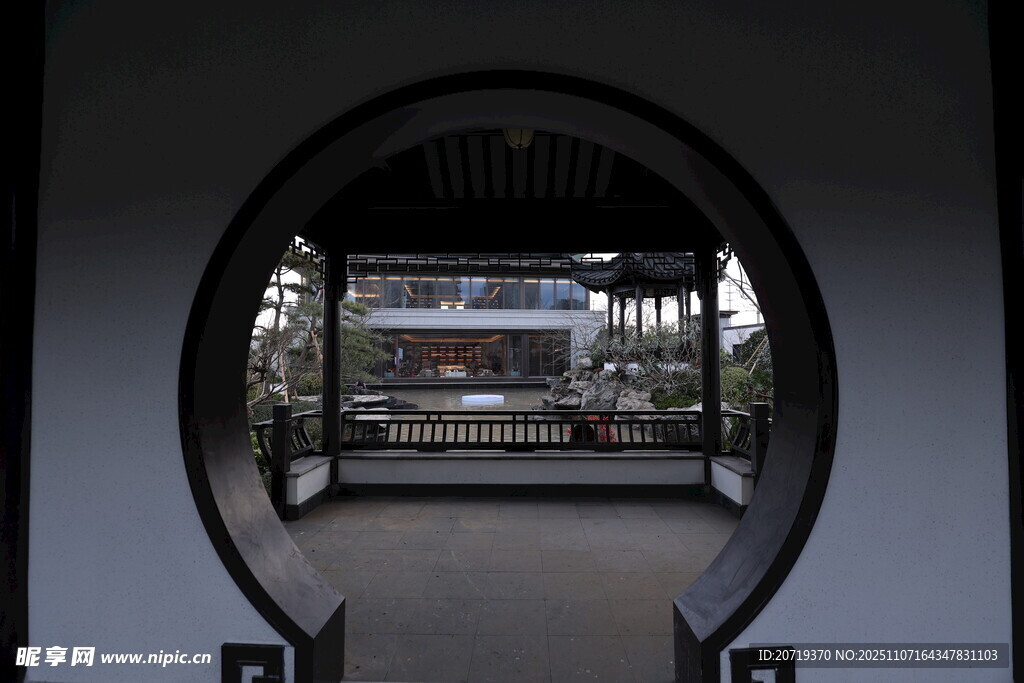 中式圓門內(nèi)的雅致景致