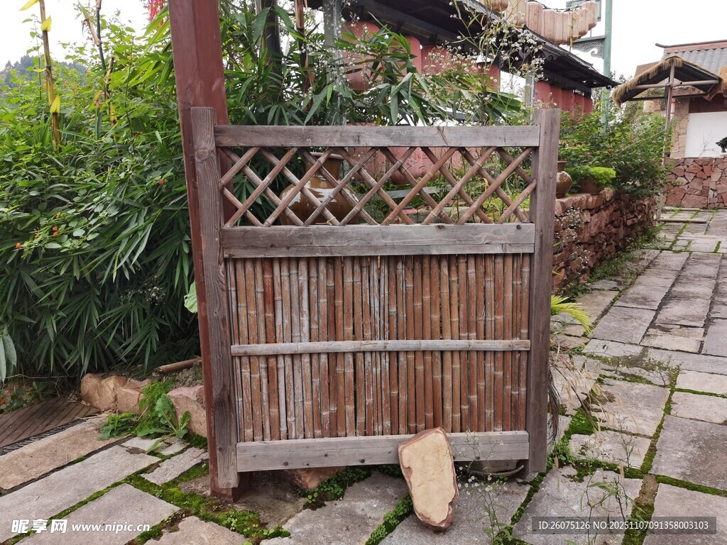 古樸木質(zhì)院門自然風情