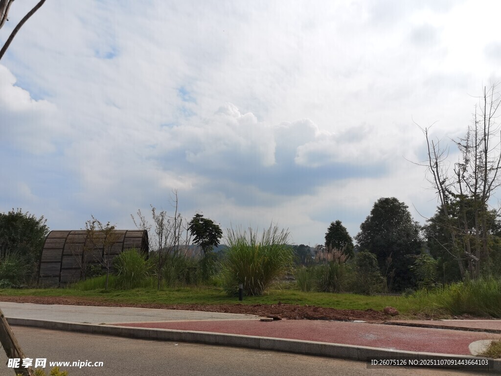 城郊道路旁的開闊風(fēng)景