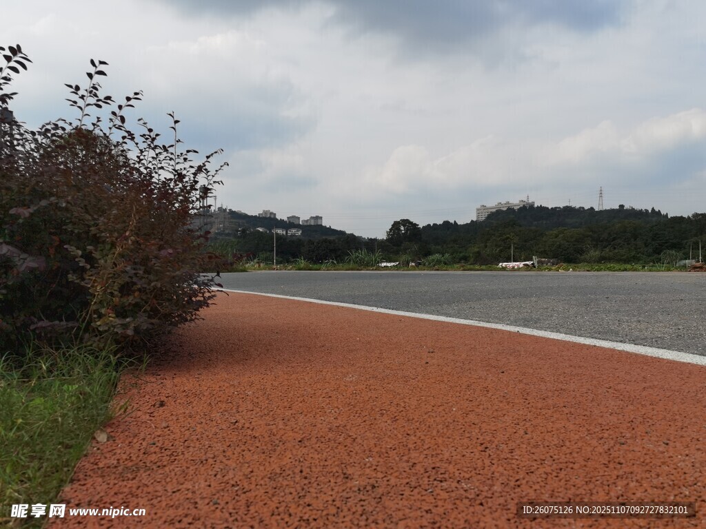 戶外紅色跑道與綠植景觀