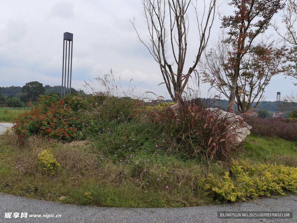 郊外自然景觀與工業(yè)設(shè)施