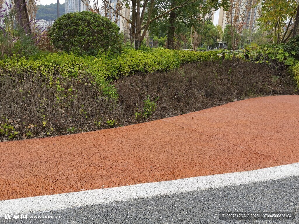 城市中的彩色步道景觀