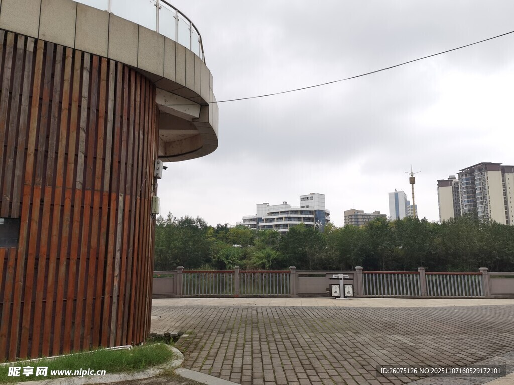 戶外圓形建筑旁的開闊場地