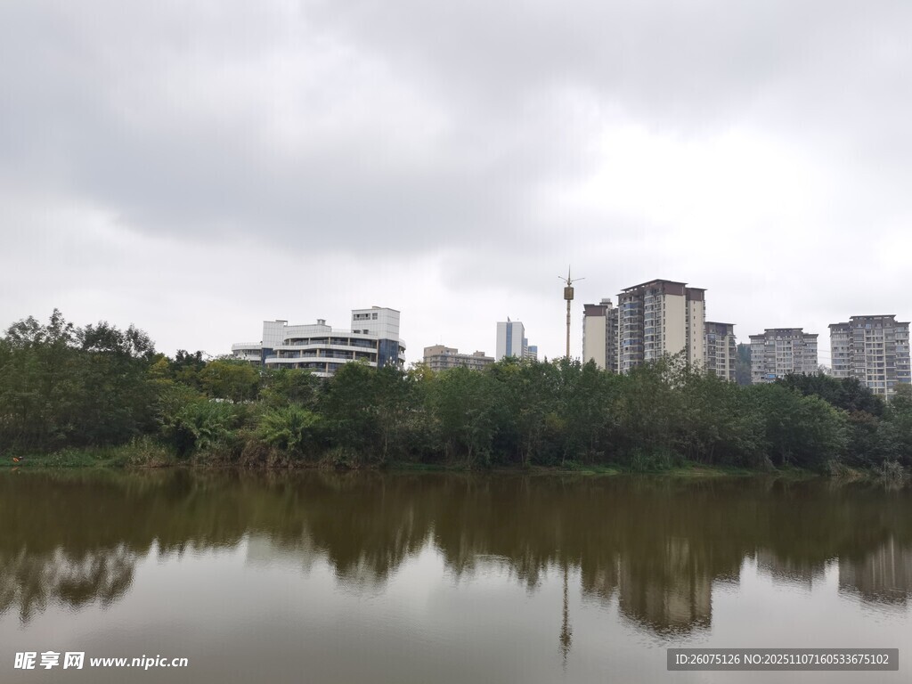 湖畔城市風光靜謐景致