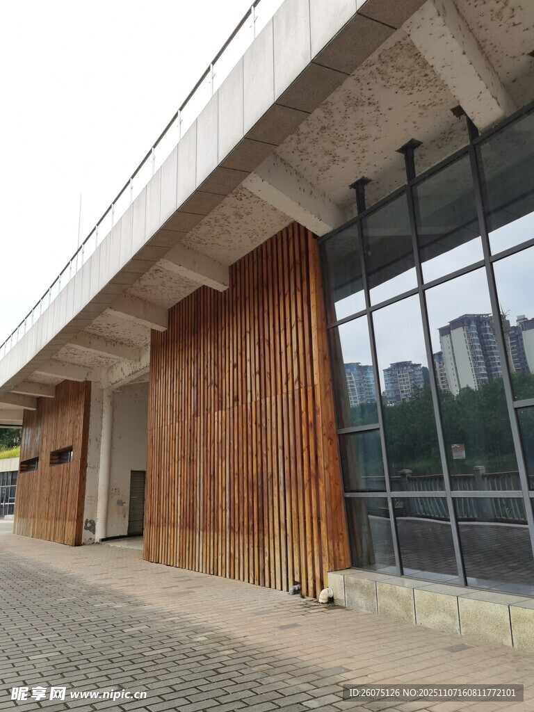 現(xiàn)代木質(zhì)外墻建筑外觀