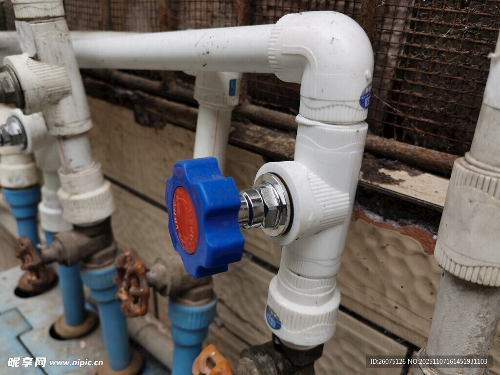 戶外白色管道及閥門裝置