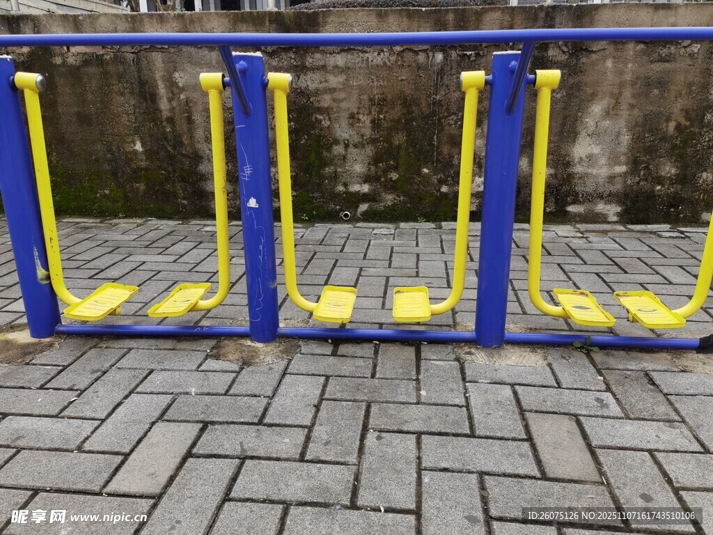 戶外藍黃相間健身器材