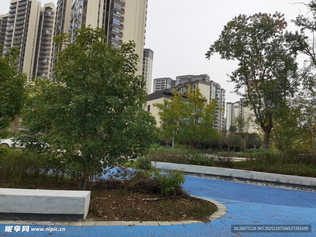 城市中的藍(lán)色步道景觀