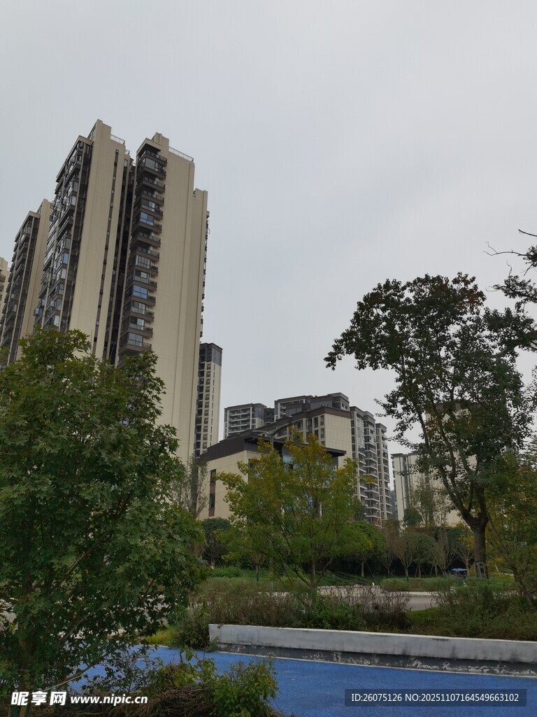 現(xiàn)代小區(qū)景觀與高樓