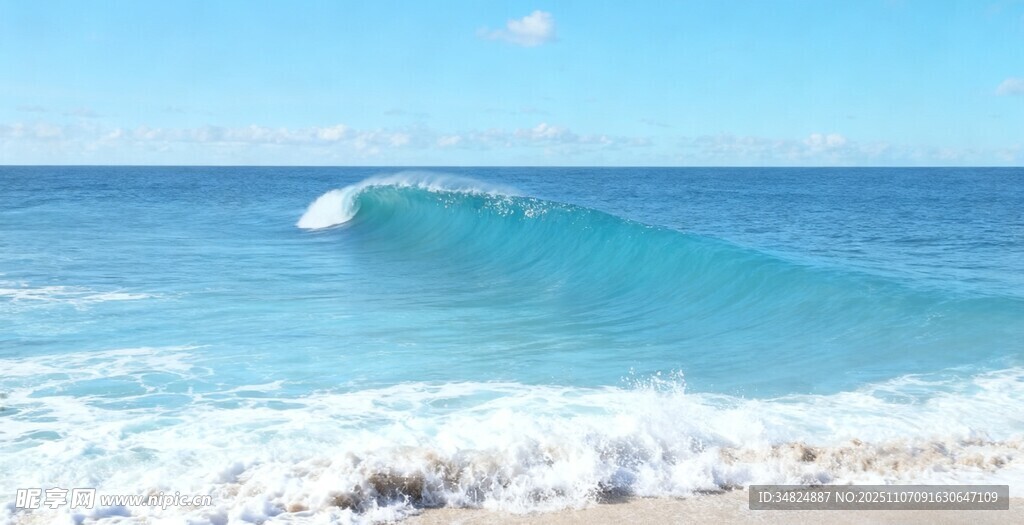 蔚藍大海上的白色浪花