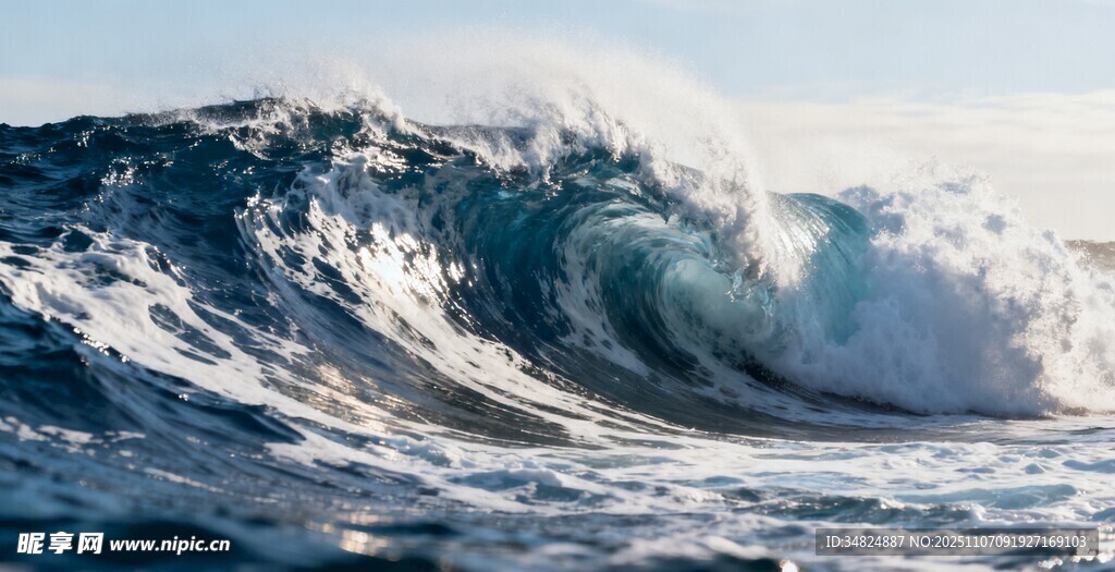 洶涌海浪展現(xiàn)磅礴力量