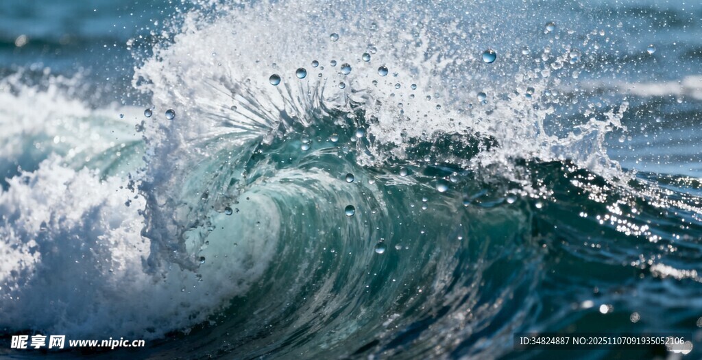 海浪翻涌瞬間