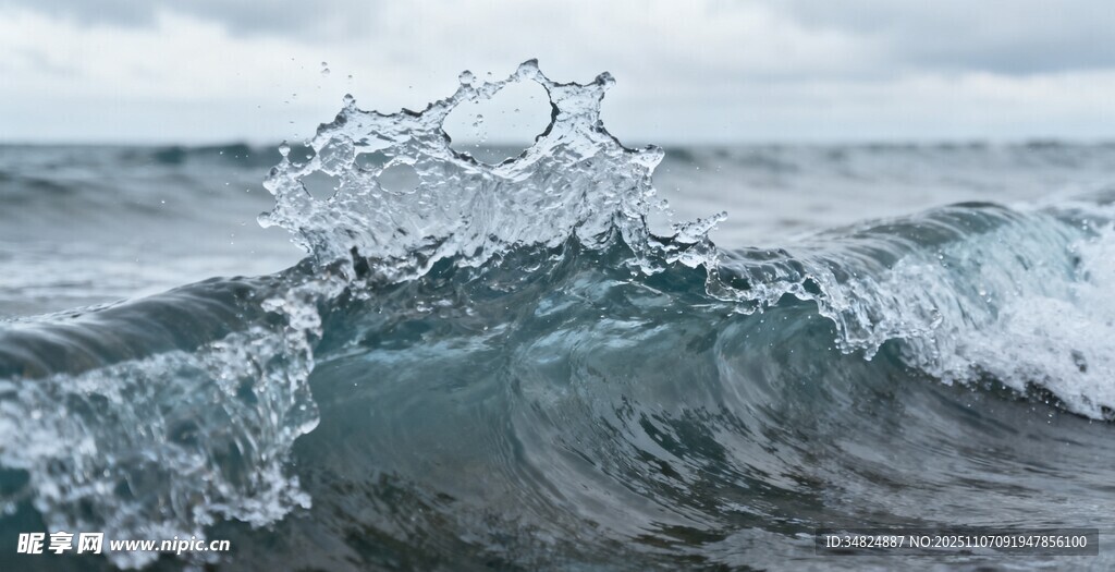 海浪翻涌中的晶瑩水花