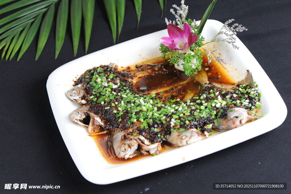 清蒸魚配蔥花擺盤精致