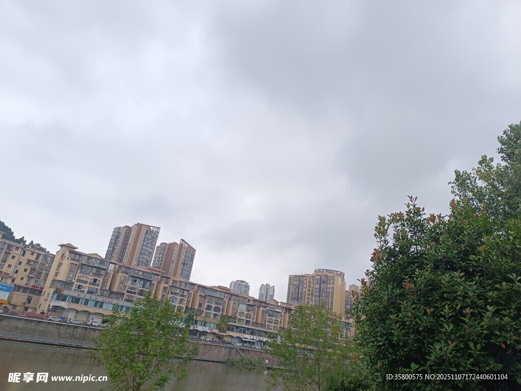 城市河畔風(fēng)景