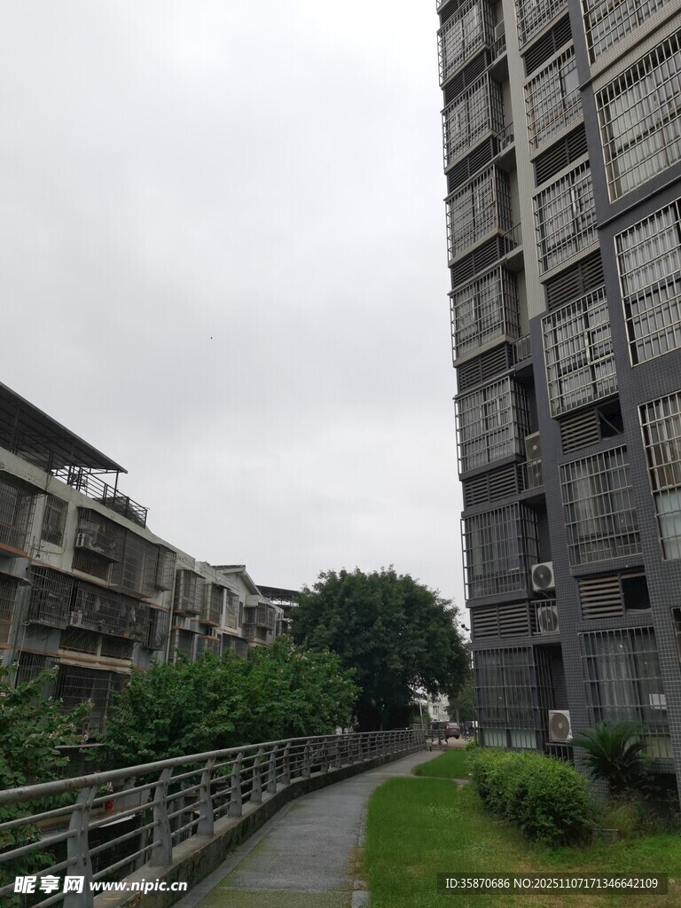 小區(qū)內(nèi)的步道與高層住宅