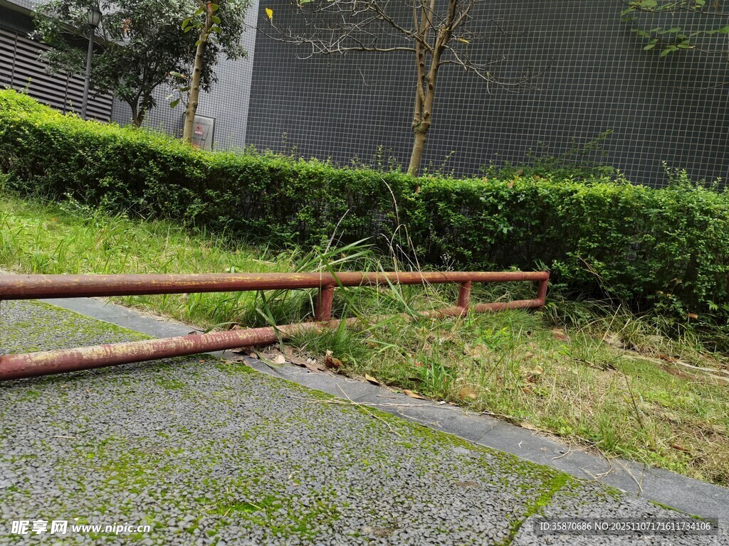 倒下的路邊護欄