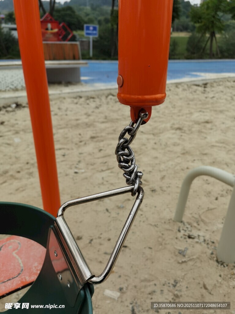 戶外游樂設(shè)施中的金屬鏈條